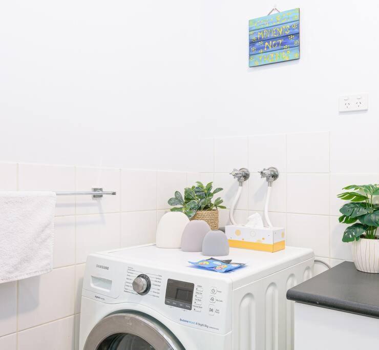 Cozy 1 Bedder In St Kilda With Balcony Lägenhet Melbourne Exteriör bild